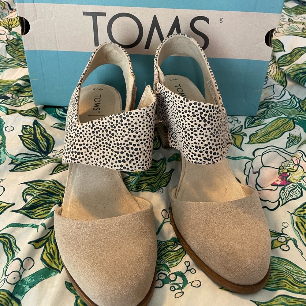TOMS Majorca Closed Toe Heels